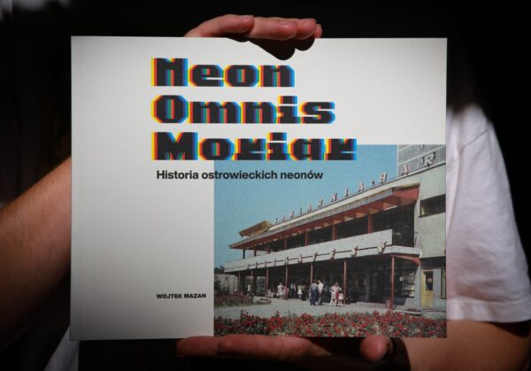 Okładka katalogu wystawy Neon Omnis Moriar
