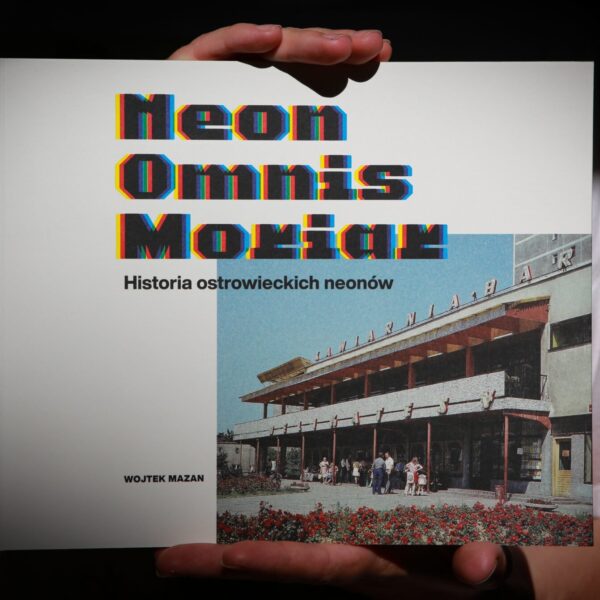 Okładka katalogu wystawy Neon Omnis Moriar