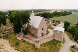 Widok kościoła w Ptakowie z lotu ptaka