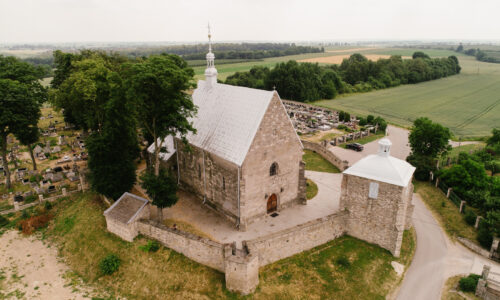 Widok kościoła w Ptakowie z lotu ptaka