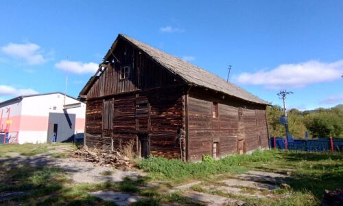 Fotografia przedstawiająca drewniany budynek młyna