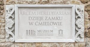 Baner z tytułem wystawy Ars Hereditariam