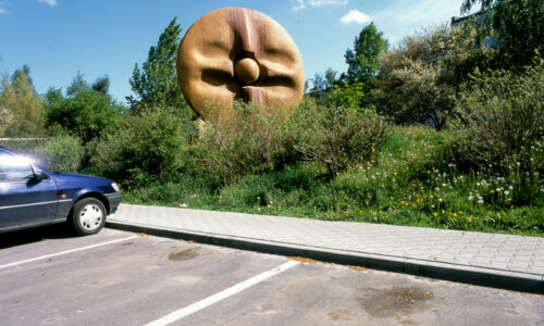 Fotografia współczesna z 2015 r. przestawiająca pagórek z rzeźbą na Osiedlu Słonecznym w Ostrowcu. Na pierwszym