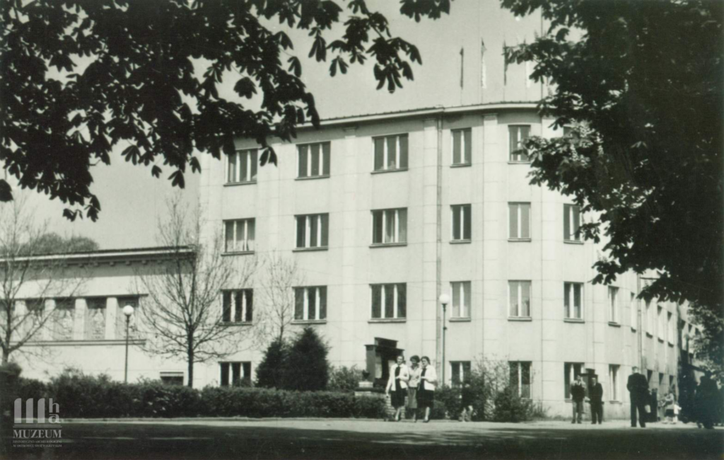 Czarno-biała pocztówka pokazująca Zakładowy Dom Kultury w Ostrowcu w latach 50.