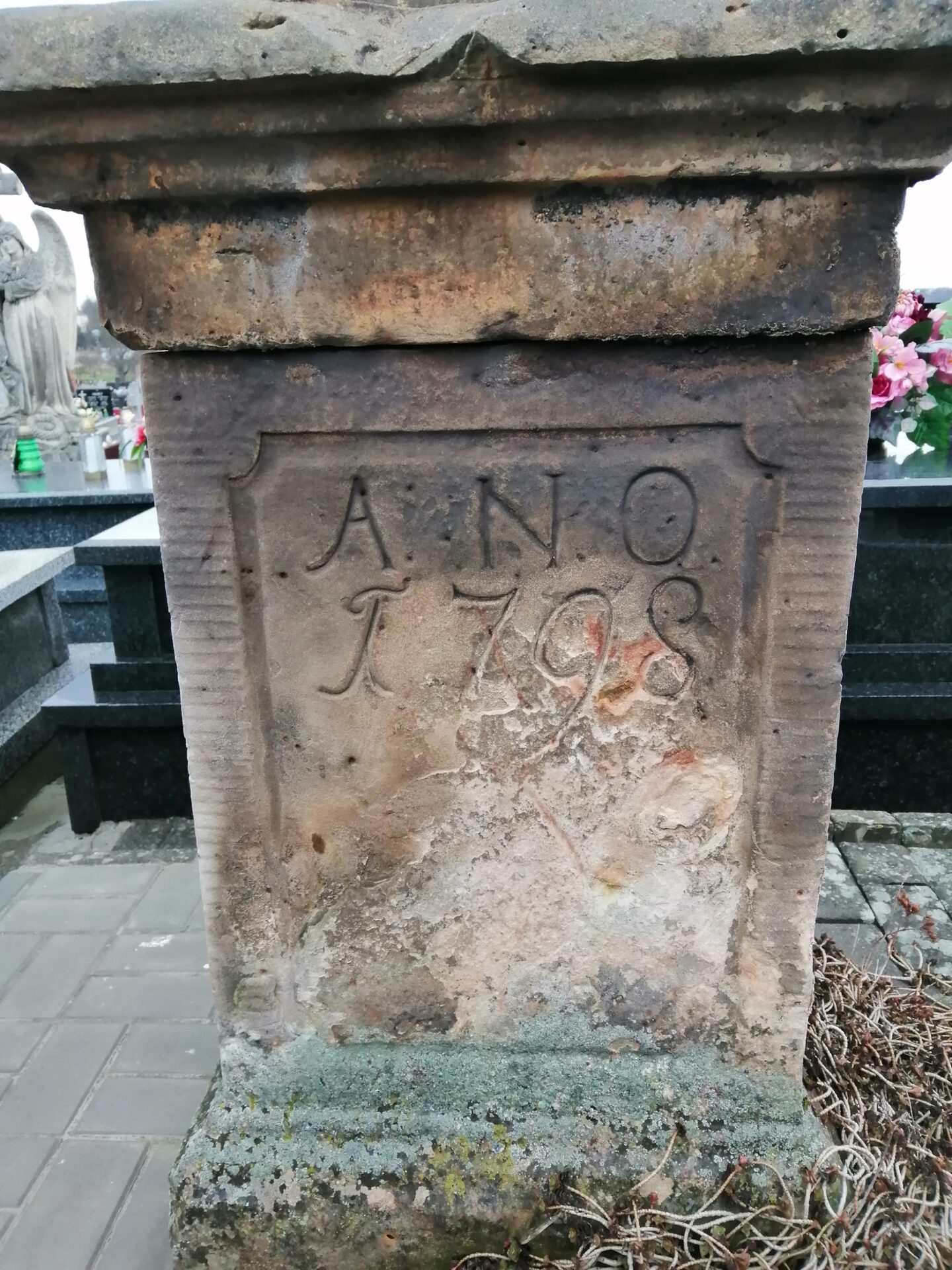 Postument krzyża z cmentarza w Szewnie - prostopadłościenny z wyrytą datą 1798