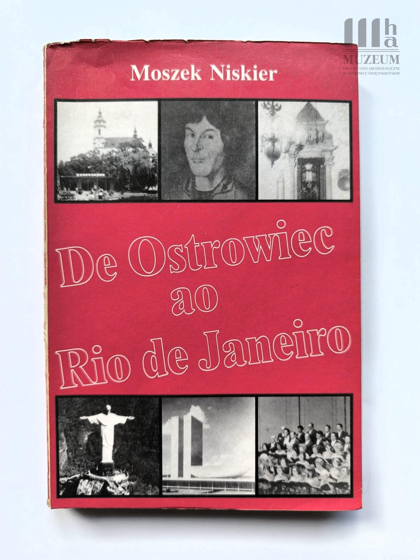 Przód okładki książki "De Ostrowiec ao Rio de Janeiro" w kolorze czerwonym, na środku tytuł książki, na górze imię i nazwisko autora, na górze i na dole po 3 zdjęcia czarnobiałe