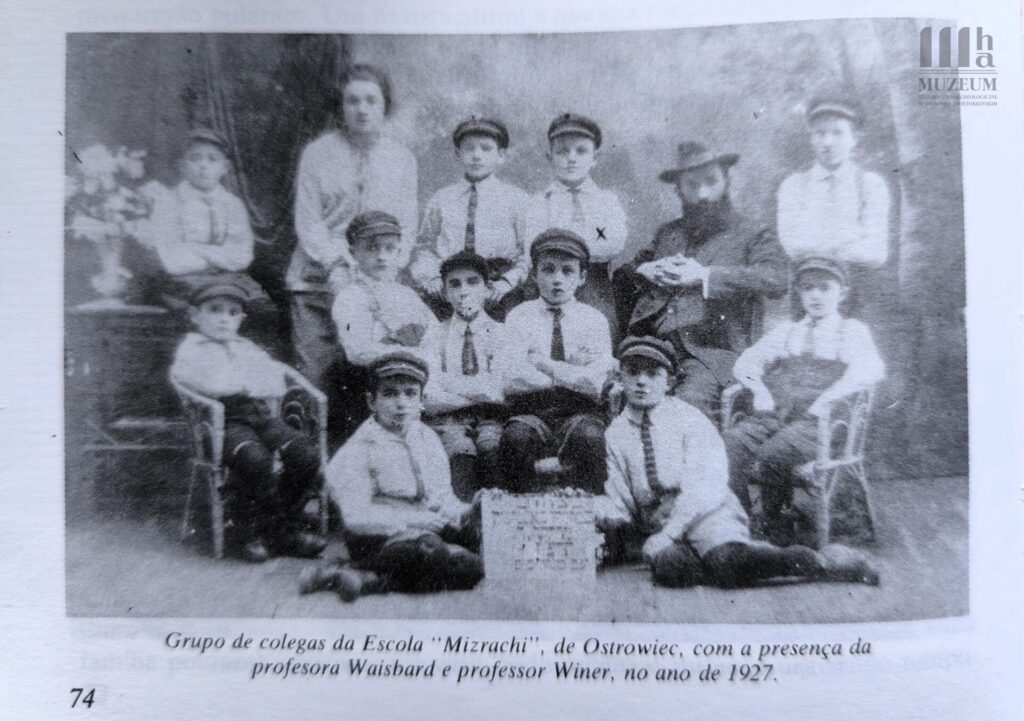 Grupa dzieci i 2 nauczycieli pozuje do zdjęcia